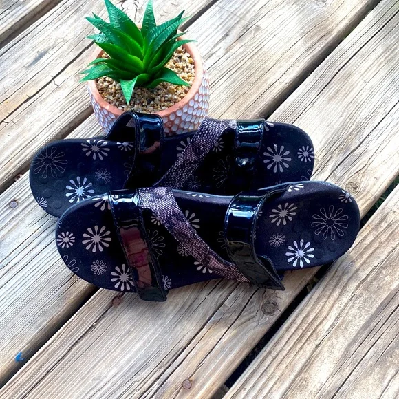 Vionic Jodie Strappy Sandal Black Patent Leather Chantily Lace Design Sz 8 - Picture 3 of 13